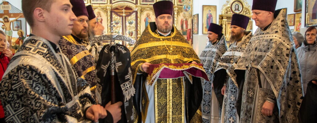 Архиерей совершил Литургию Преждеосвященных Даров в храме святителя Николая Чудотворца города Березино