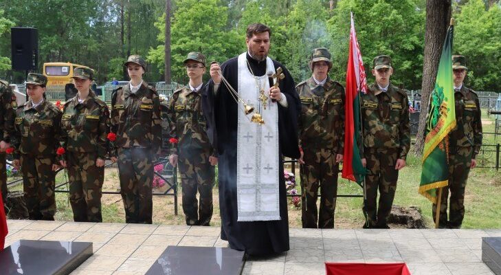 Благочинный Березинского округа протоиерей Илья Гончарук совершил чин отпевания воинов ВОВ, перезахороненных в Жорновке