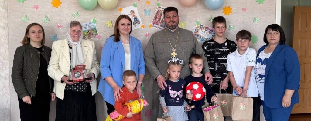 В День защиты детей благочинный Березинского округа посетил социально-педагогический центр