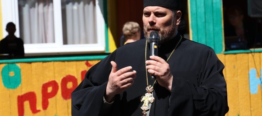Протоиерей Илья Гончарук открыл летний сезон в лагере «Папараць-кветка»