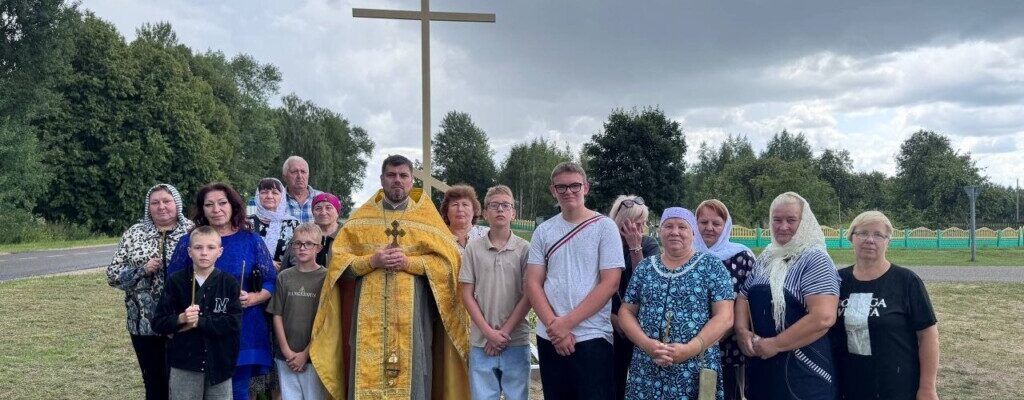 В агрогородке Косовка освятили обновлённый поклонный крест