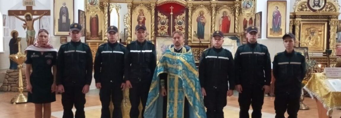 Сотрудники Березинского РОЧС помолились в храме святителя Николая Чудотворца в день празднования иконы Божией Матери «Неопалимая Купина»