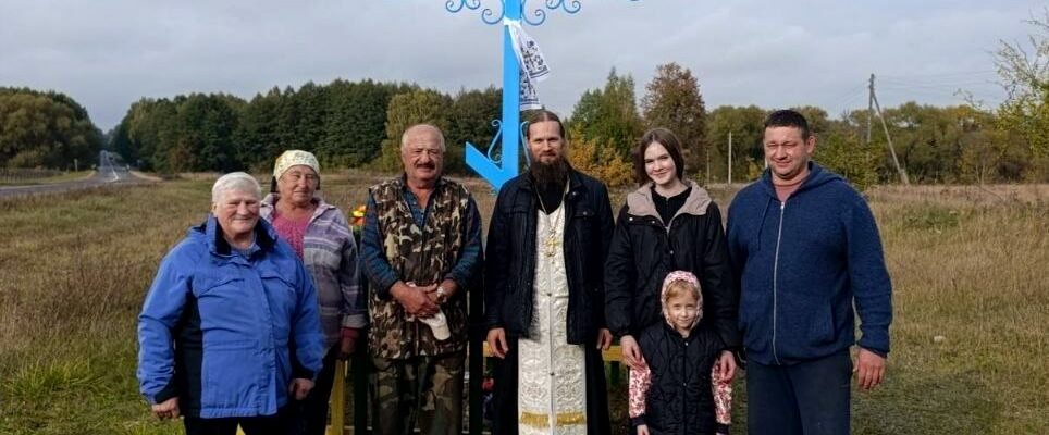 В деревне Крапивня Березинского района освящен новый поклонный крест
